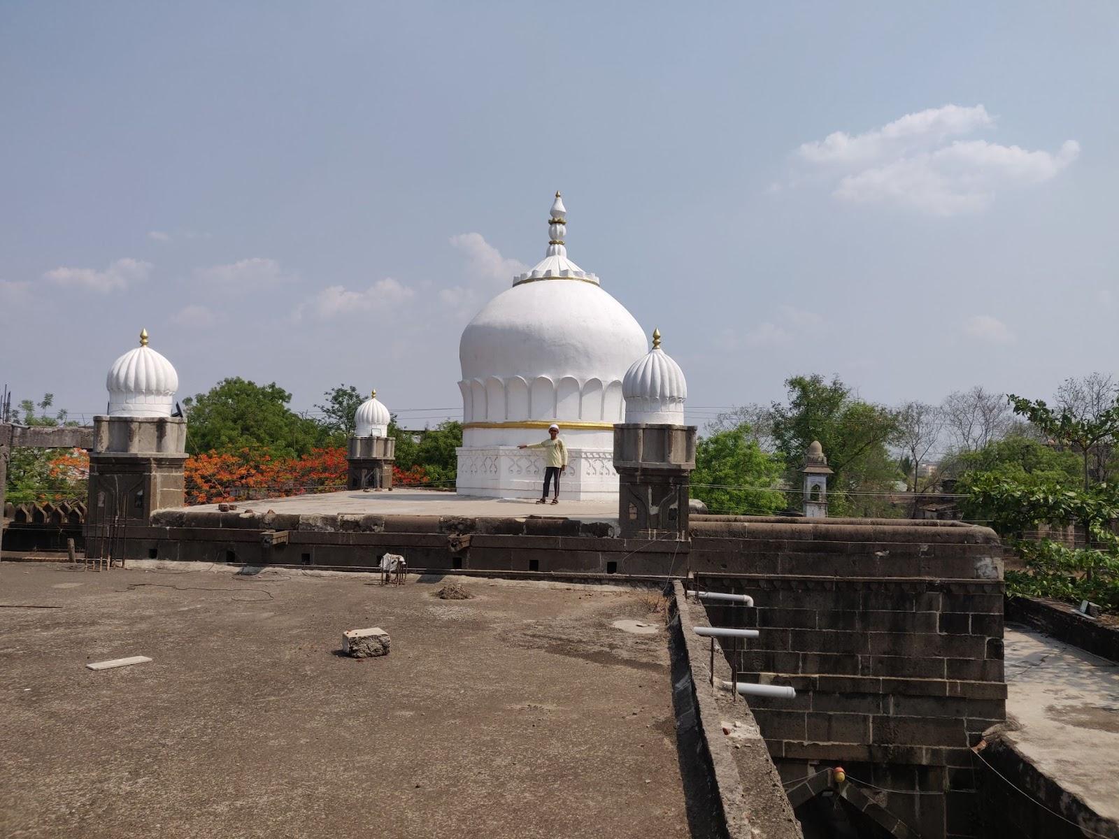 Central dome and terrace of the mosque, showcasing Indo-Islamic detailing. (Source: CKA Archives)