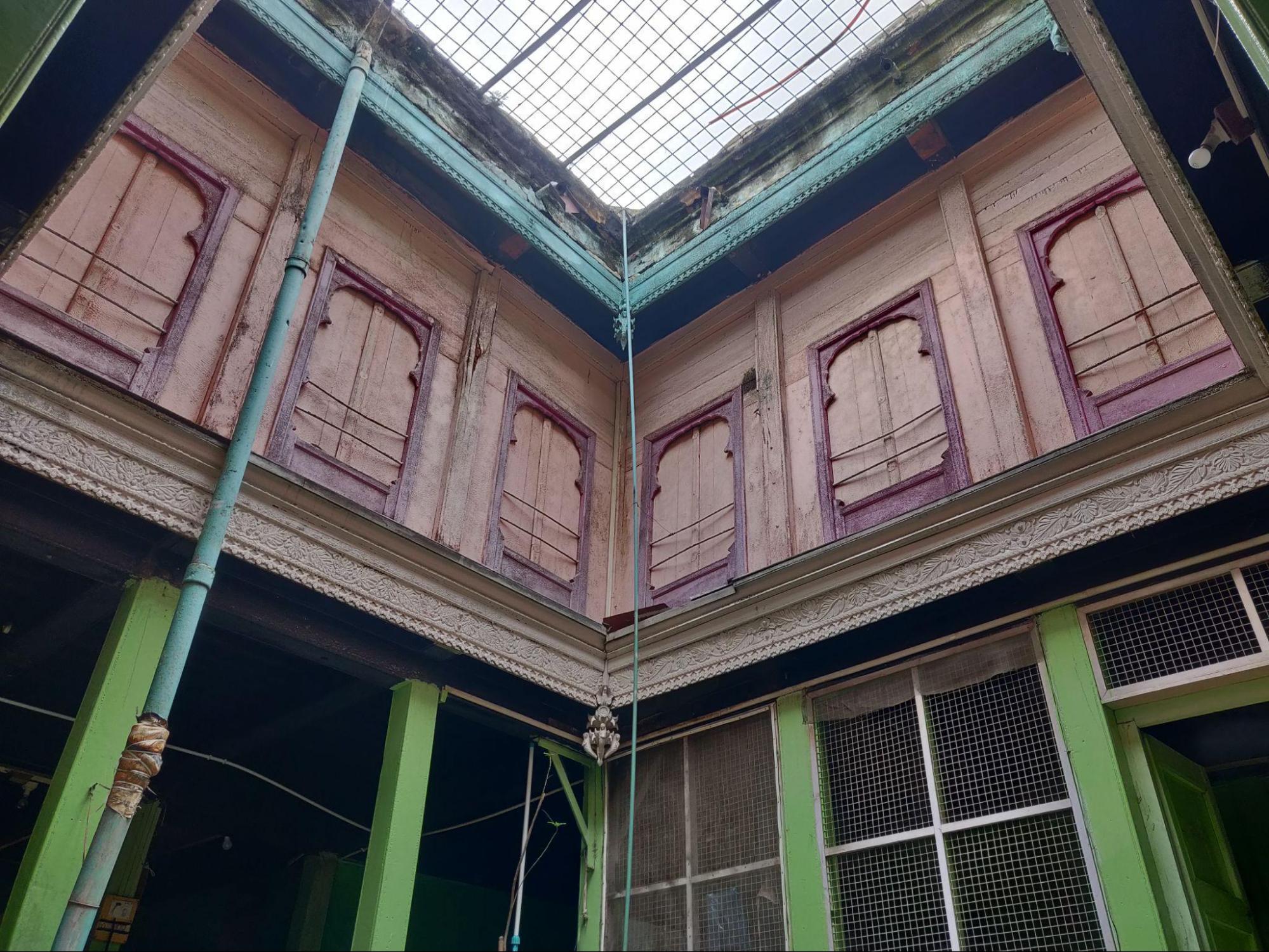 Interior spaces demonstrate how color was used to define and enhance architectural elements within the domestic environment. (Source: CKA Archives)