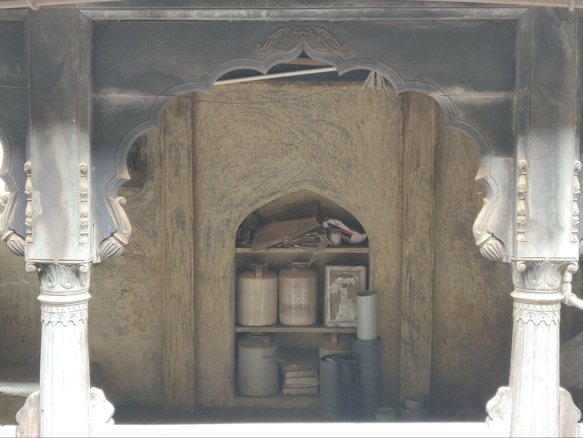 Sana used for storage, featuring traditional earthen and metal jars. These shallow niches were commonly built into the interior walls of wadas to store everyday items while maximizing space efficiency. (Source: CKA Archives)