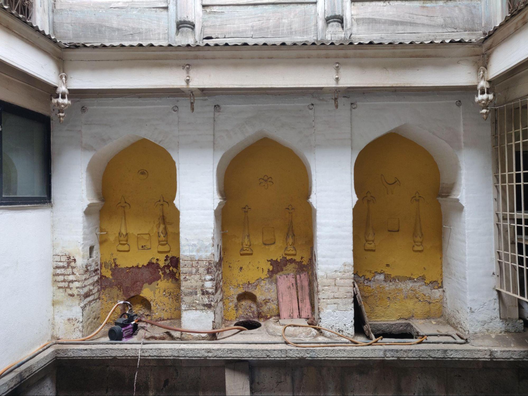 The bottom section of the courtyard features decorative arches and brick masonry. Notice the design made at the top of the arch and how the bricks are arranged to make that design. (Source: CKA Archives)
