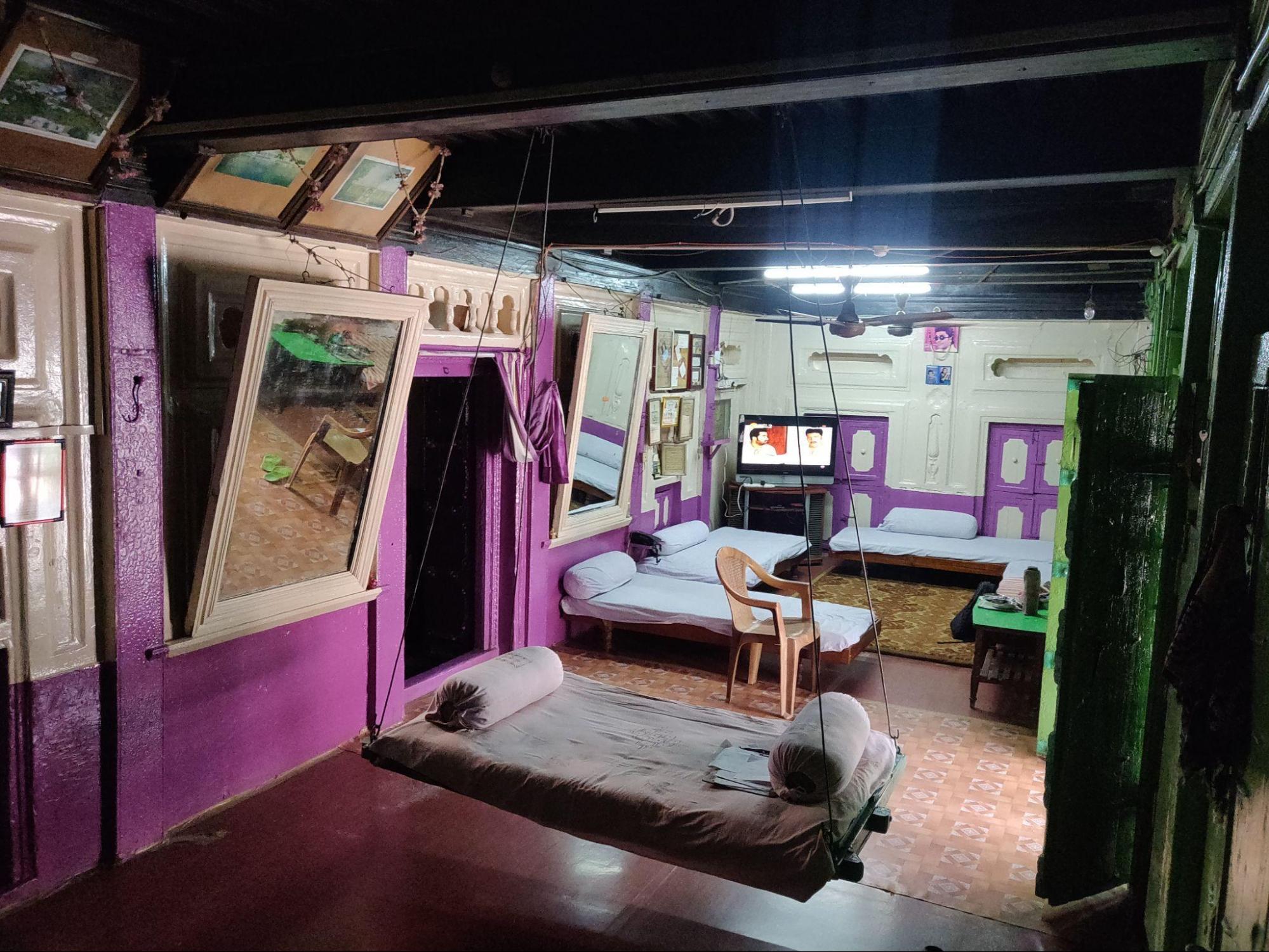 The color scheme across the wada differs from room to room. The living room is painted in vibrant colors with color being used to highlight distinctive architectural elements. (Source: CKA Archives)