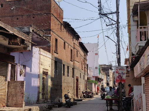 The narrow lanes of Kacheri Road where the 18th Century wada sits. The picture shows a wider view of the wada showing its relationship to surrounding structures and the street, demonstrating how these historical buildings were integrated into the urban fabric of old Jalna. (Source: CKA Archives)