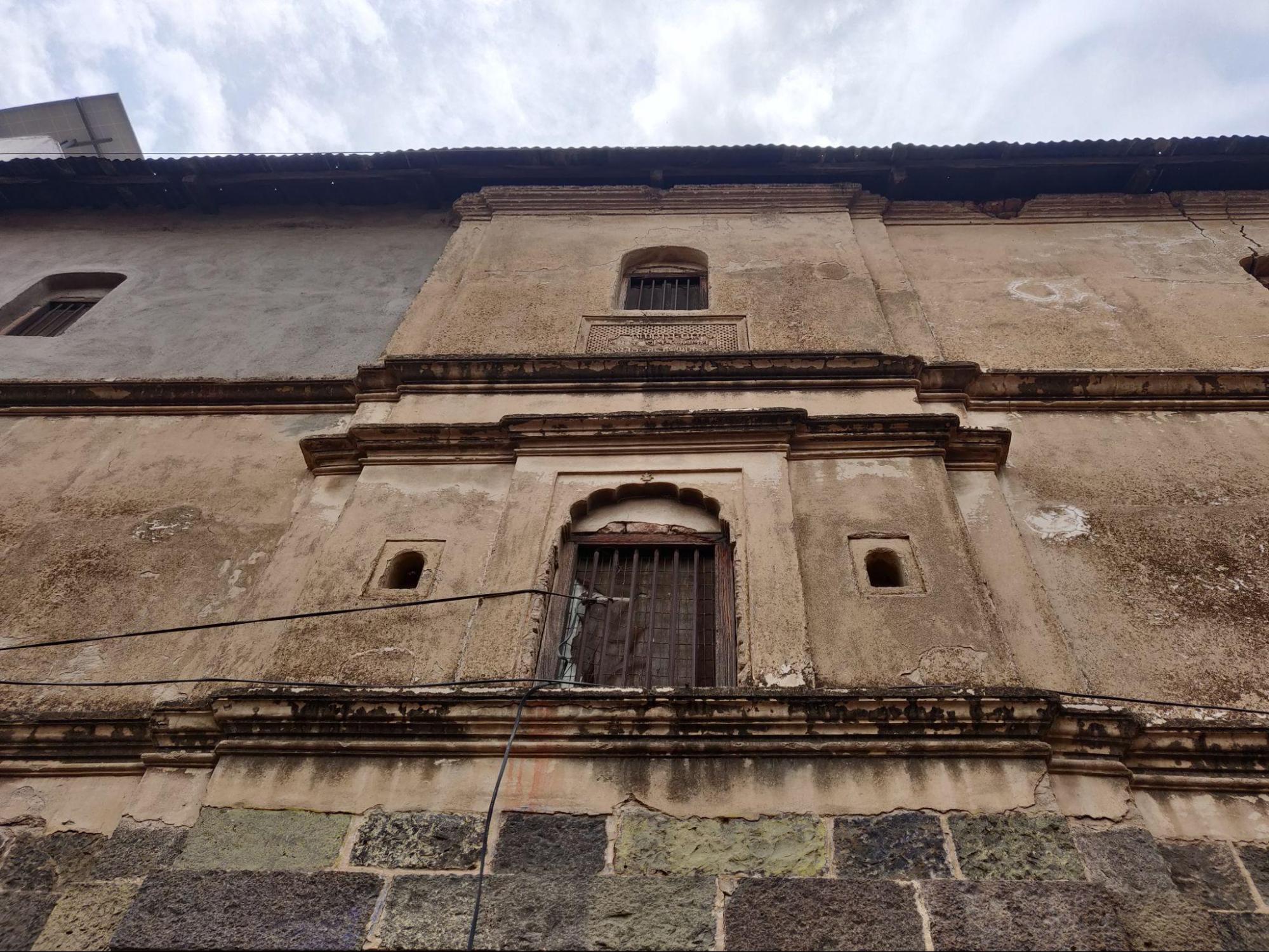 Windows on the back side of the wada are simpler in design, prioritizing function over decoration. (Source: CKA Archives)