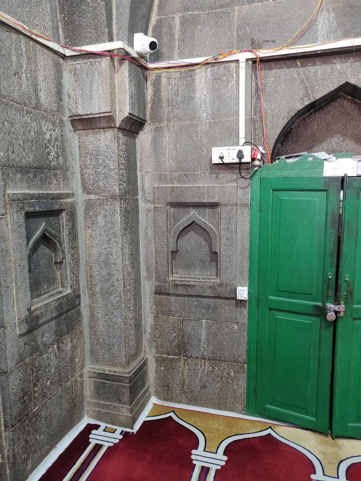Carved Mughal-era walls of Hamam Khana with Persian inscriptions. (Source: CKA Archives)