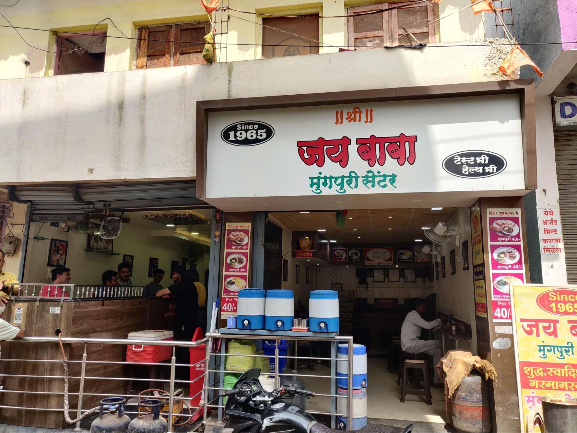 It is located in New Jalna and was started by the Lareja family. They migrated to Samrath in Uttar Pradesh from Sindh, Pakistan, in 1947 during the partition. Later, they moved to Jalna with the help of relatives. Initially, they tried the hotel business but gained popularity with their unique Sindhi dish, moong puri. Sindhi people consume more moong dal due to its health benefits; the dal is boiled, and the puri is fried in sunflower oil. Their specialty is hot and fresh puri and malpua served with moong dal and some masala on top, which gives it a unique taste. The texture of their malpua is also unique, very soft on the inside and made from wheat flour (Source: CKA Archives).