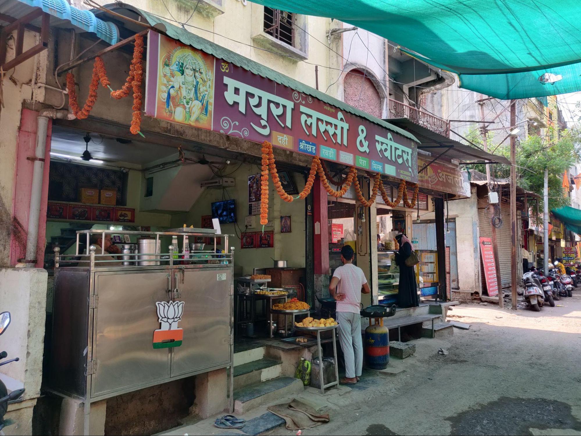 Mathura lassi has been serving customers for 45 years. It is located near Phool Bazaar in New Jalna. Their unique selling point is the usage of lots of cream in sweet lassi. They also serve other snacks like sabudana vada, samosa, and bhajis (Source: CKA Archives).