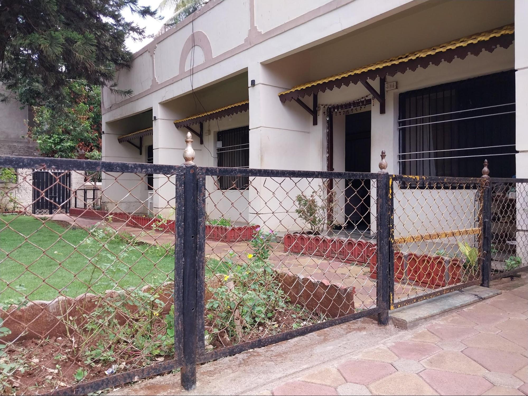 A secondary gate separates the garage and front yard from the lawn and main building, creating a thoughtful organization of the exterior spaces. (Source: CKA Archives)