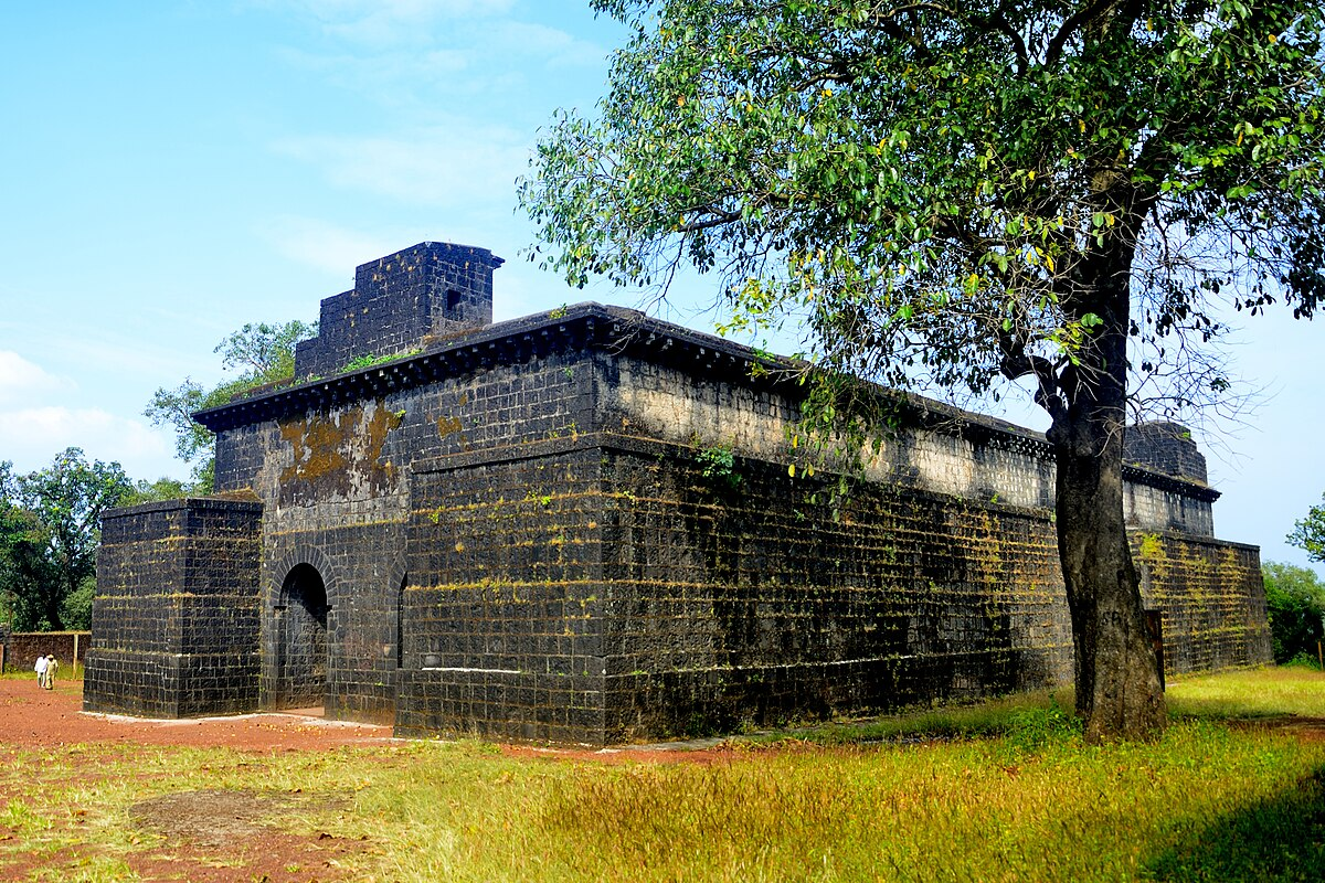 Constructed in the Bijapuri style, Ambarkhana is built with thick stone walls, featuring large vaulted openings that serve as granaries to store provisions.[9]