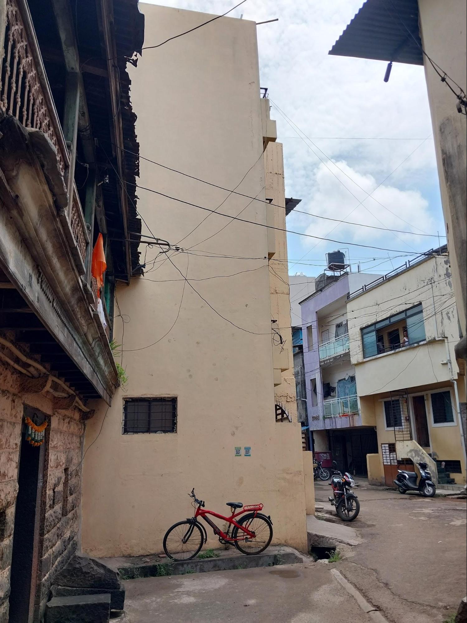 Notice how the plinth of the house is lower compared to the others in the lane, possibly meant for easy entry. Also see the way the residence shares its walls with the adjoining houses in the galli without leaving any space, showcasing how intimate the character of the street is. (Source: CKA Archives)