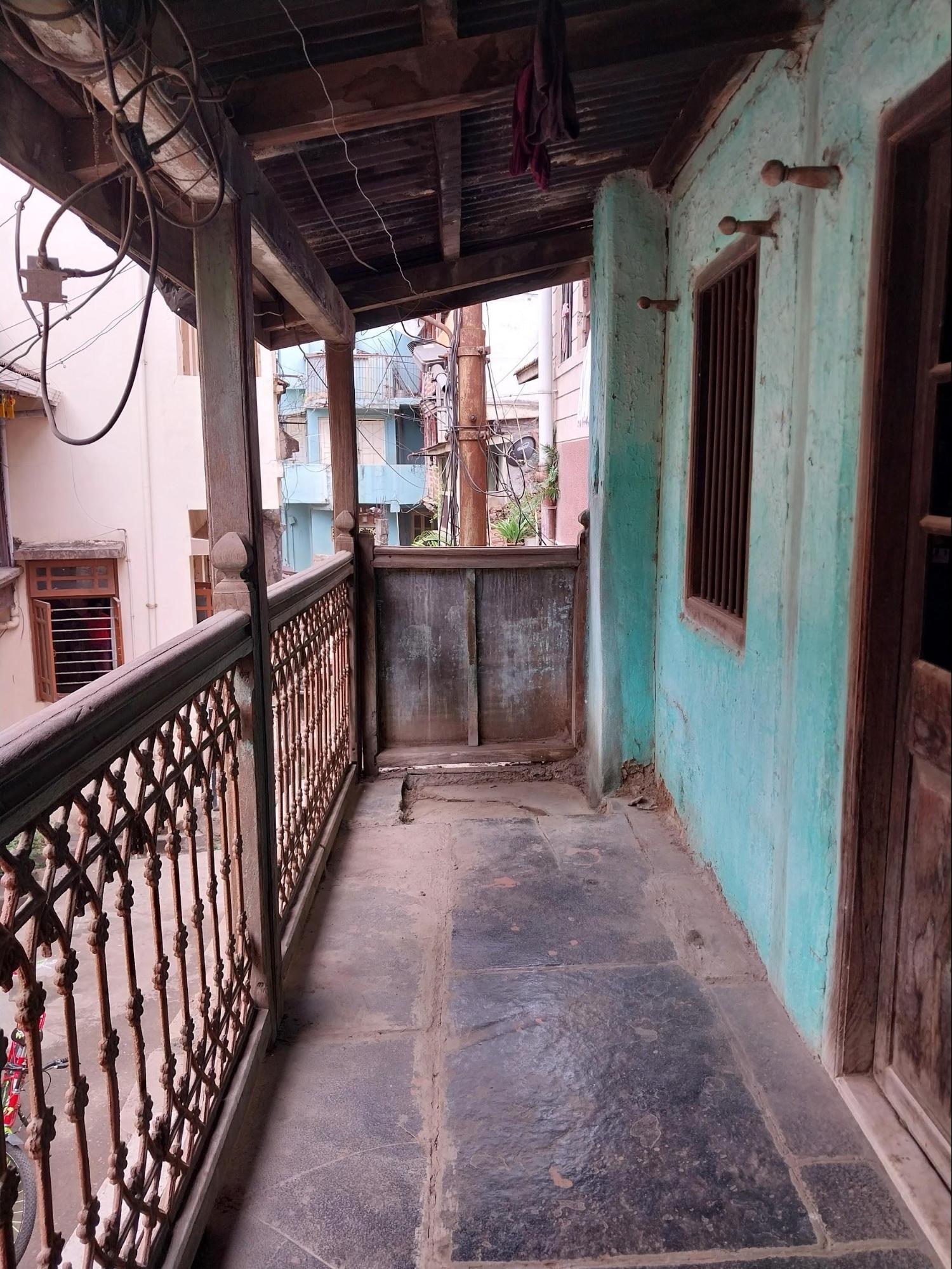 Stone is a fundamental material which forms the composite structure of the house. From the plinth to the exterior walls of the second floor and the balcony flooring, the meticulous stone masonry work is evident. (Source: CKA Archives)