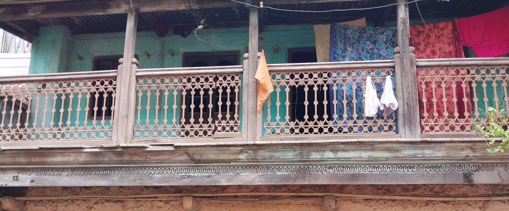 The balcony of the residence has a railing with a very peculiar geometric design. This design, locals say, is common and can often be spotted in the neighborhood as if it were a trend. (Source: CKA Archives)