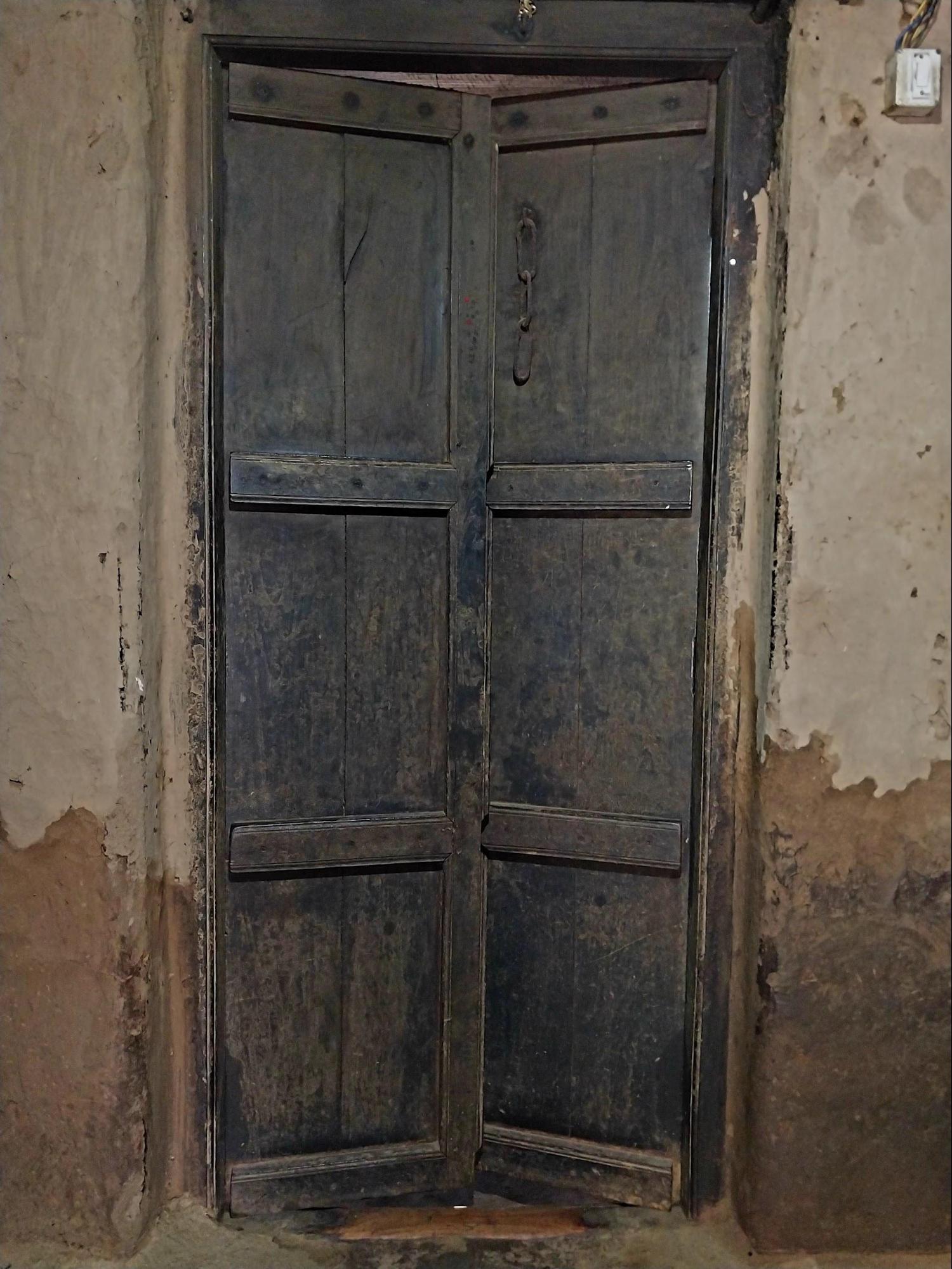 The double-leaf door that leads to the kitchen has a locking system that is colloquially referred to as the ‘kadi koynda.’ (Source: CKA Archives)