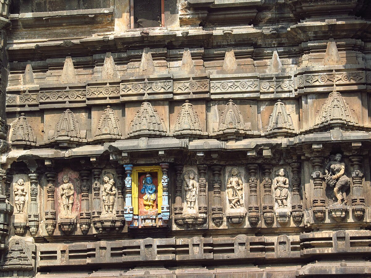 The exterior of the Mahalakshmi Mandir features detailed carvings and sculptures. Notably, the sculpture of Bhagwan Krishna is painted in vibrant colors.[2]