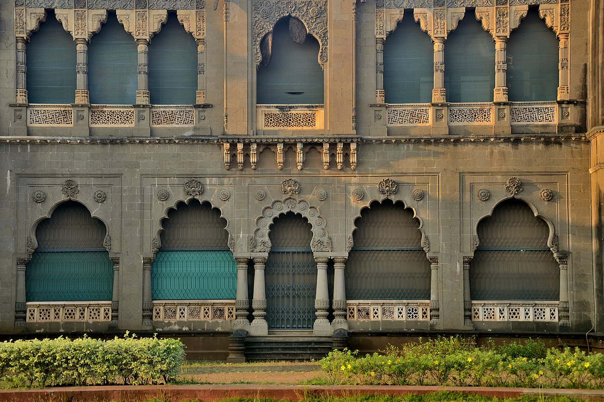 The façade of the New Palace showcases Indo-Saracenic arches, mandir-style columns, and carved stone detailing.[14]