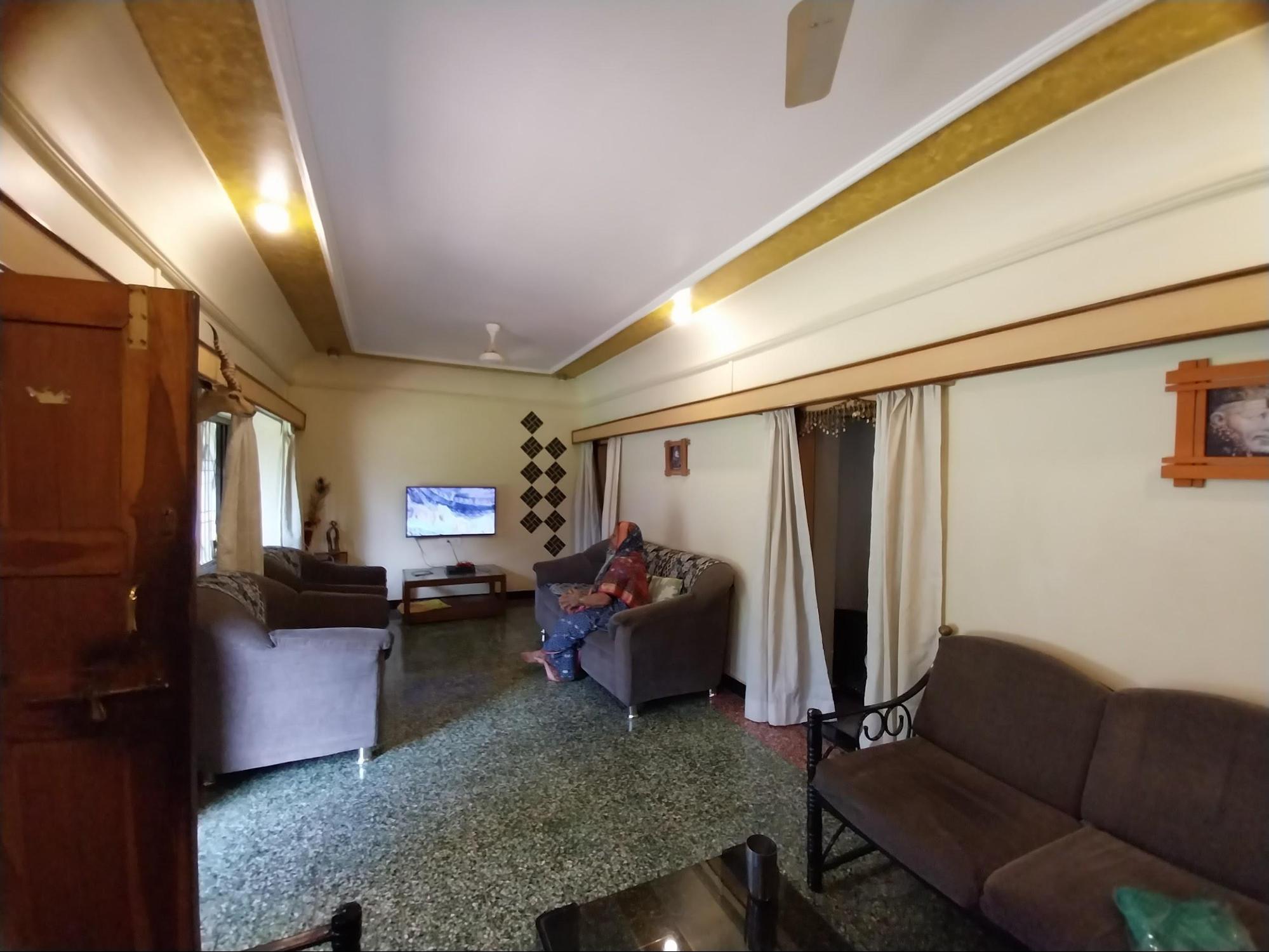 The hall has no pillars or columns, showing a simple approach to design that emphasizes open space. (Source: CKA Archives)