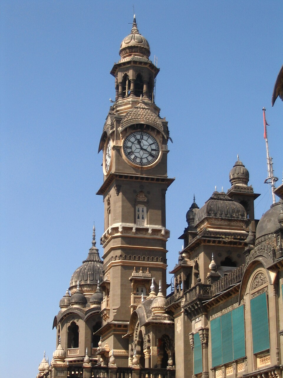 The New Palace’s 85-foot-high clock tower features a Char-Bangla style canopy and a domed chhatri, housing one of India’s largest mechanical clocks, crafted in England in 1877.[13]