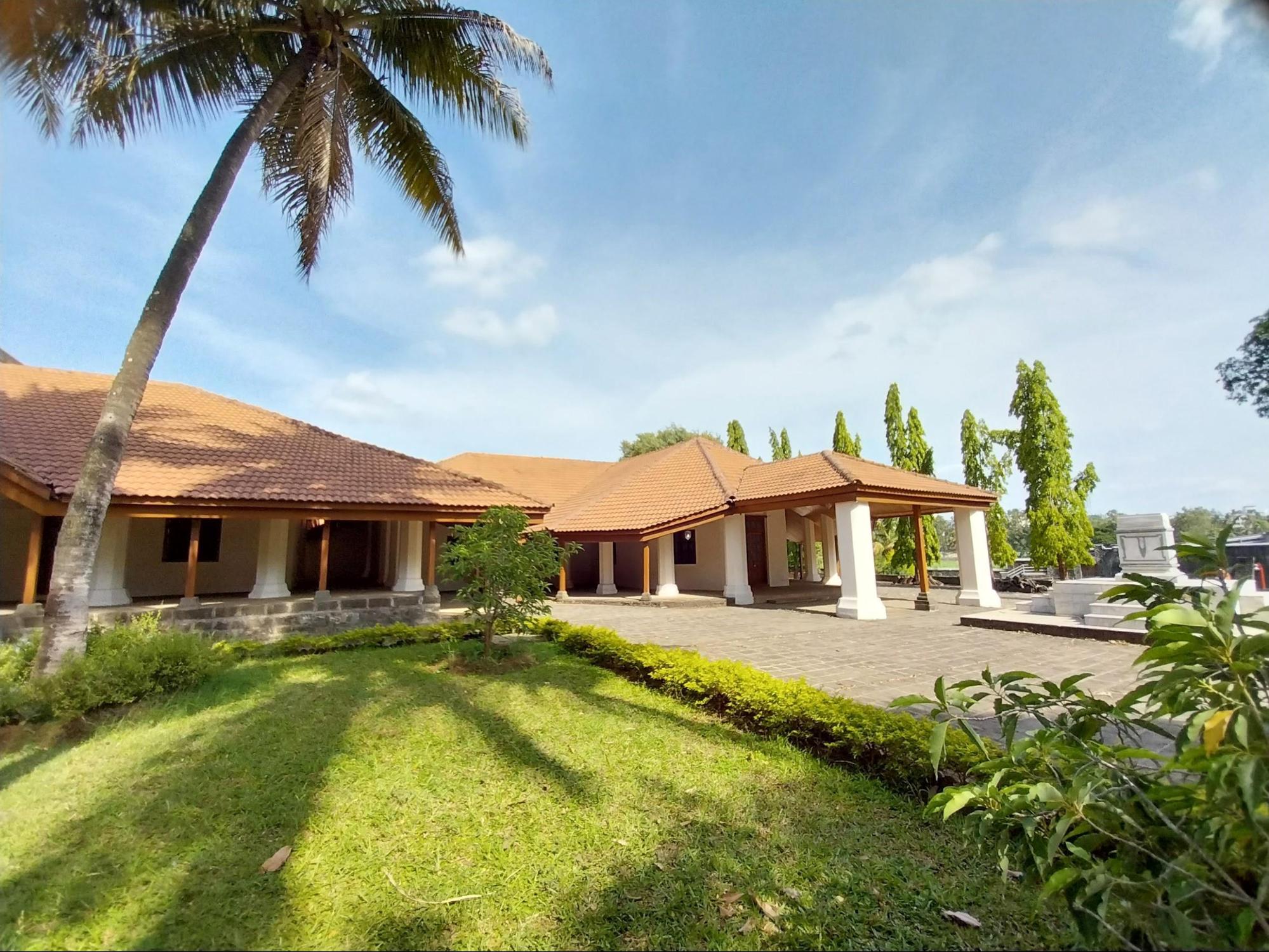 Backyard of theLaxmi Vilas Palace. (Source: CKA Archives)