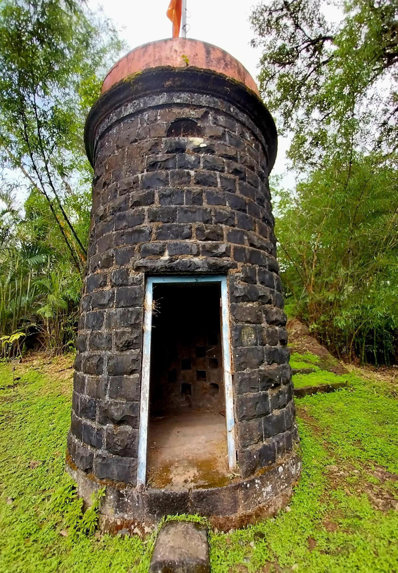 The अग्गड (Agad) at Panhala; built by Rajarshi Shahu Maharaj, this ground was used for the traditional game of Sathmari, where trained men faced off with tamed elephants.(Source: CKA Archives)