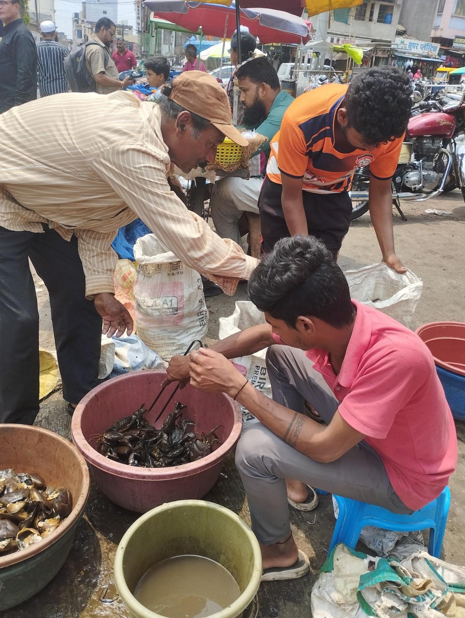 A vendor cleans and prepares crabs for sale at Kolhapur’s Mutton Market near Juna Bazaar (Source: CKA Archives).