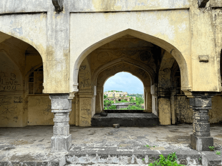 Arched passageway at Udgir Fort, featuring a sequence of connected stone arches typical of medieval Deccan fort architecture. (Source: CKA Archives)