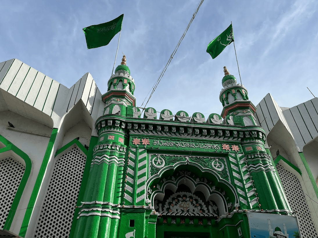 The Hazrat Surat Shah Wali Dargah in Latur, built in a traditional Islamic style with a prominent dome and multiple minarets. (Source: CKA Archives)