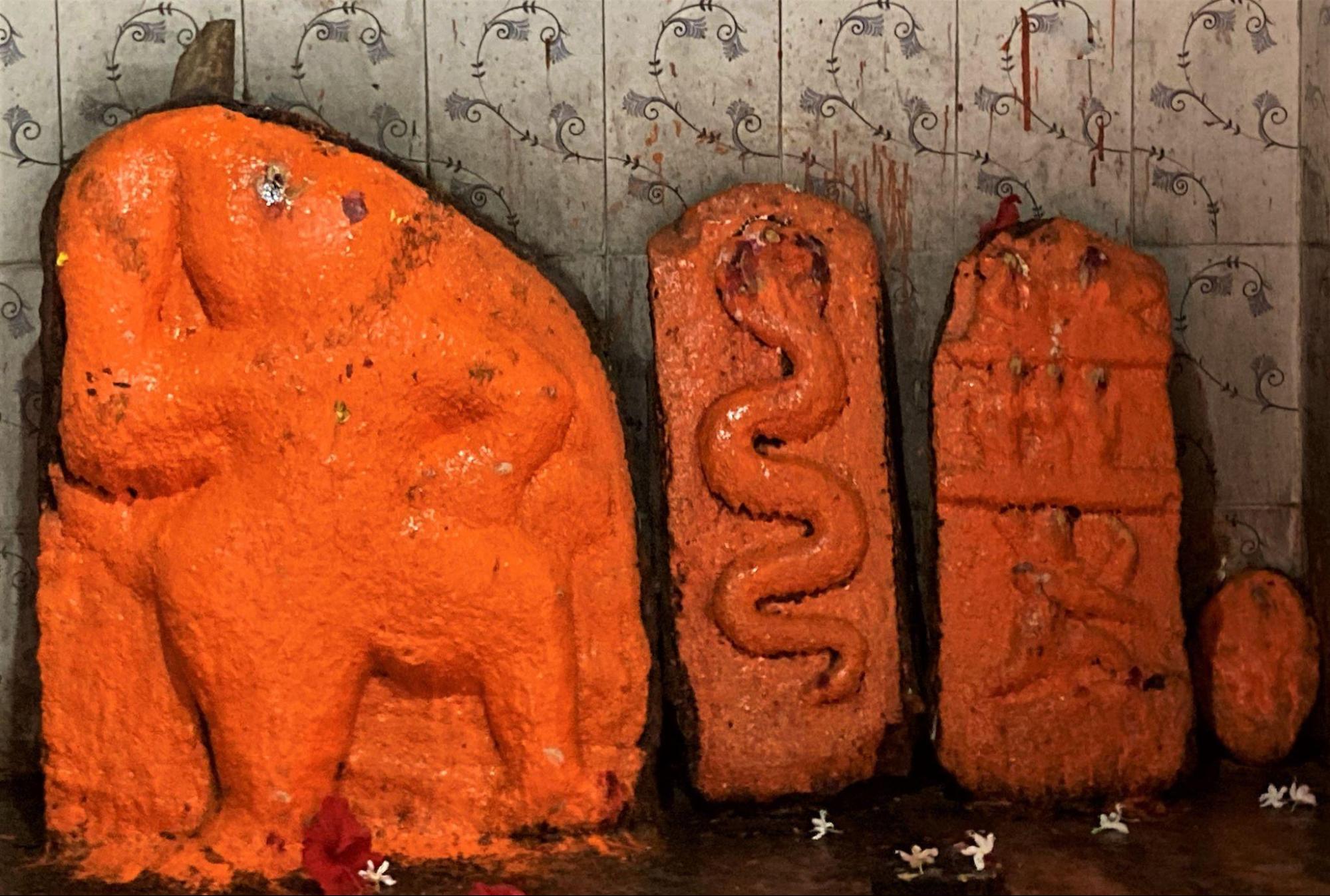 Carvings and murtis of Ganesha, Shesh Nag, and disciples of Bhagwan Shiv within the Balaji Mandir complex. (Source: CKA Archives)