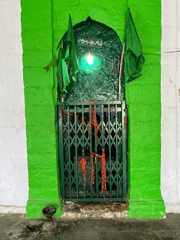 Exterior view of Pir Pasha Khadri Dargah near Kharosa, Latur district.The structure is estimated to be around 300 years old and is associated with the regional figure Pir Pasha Khadri and his disciple Huzoor Ali Shah. (Source: CKA Archives)