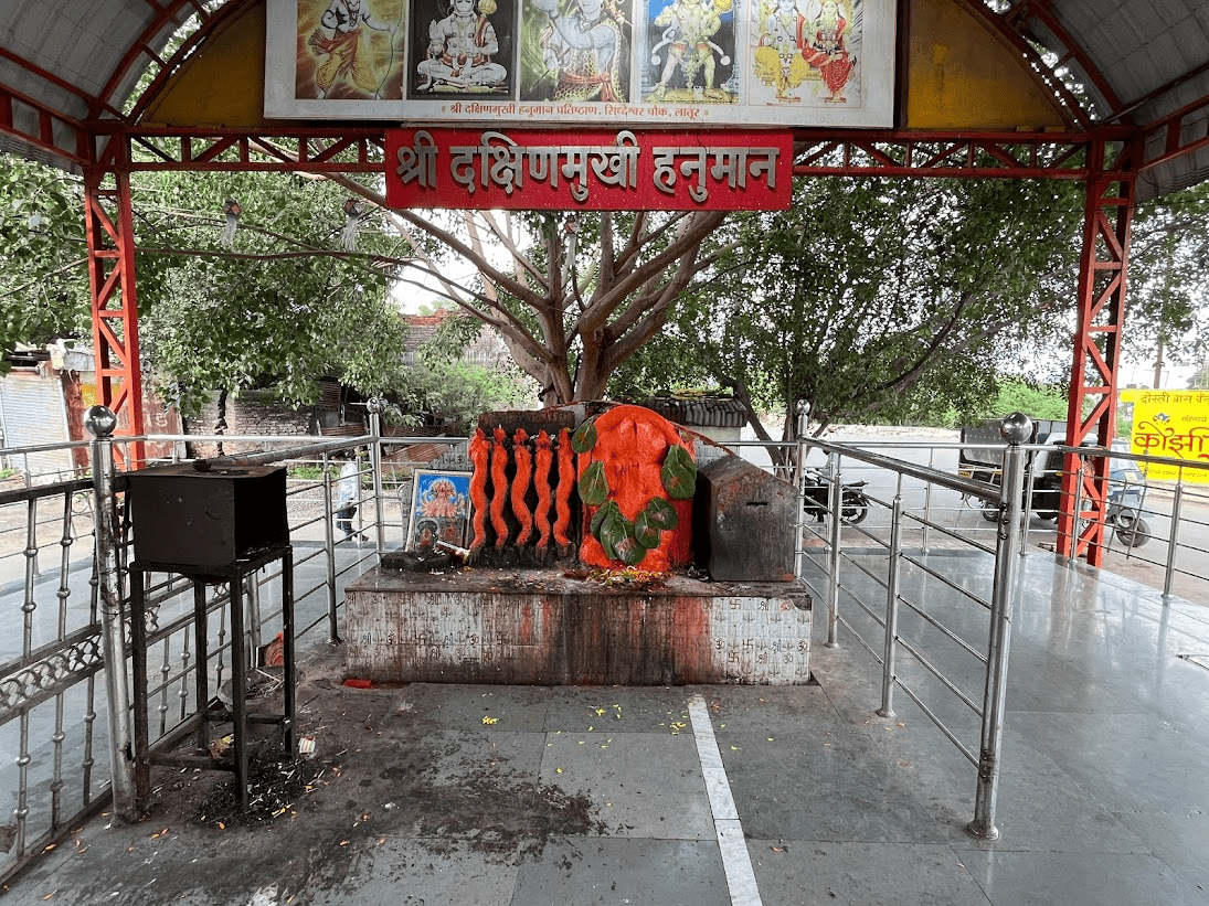 Interior of Shri Hanuman Mandir, Siddheshwar Chowk.Hanuman is regarded here as thegram devtaof the locality. (Source: CKA Archives)