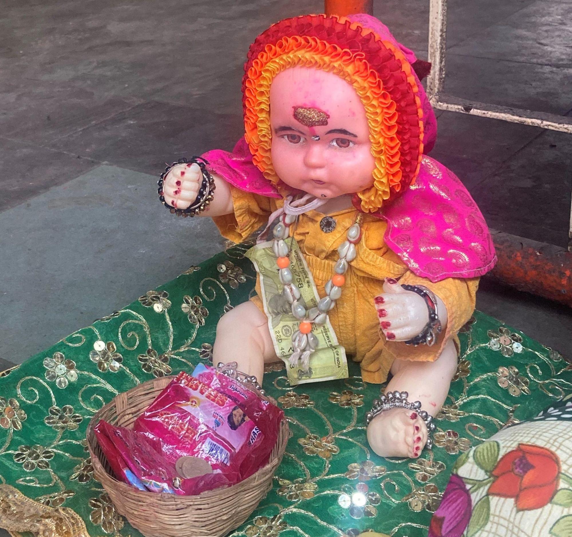 Miniature dolls called “Parson” with the face of a child, believed to be Jagadamba devi’s son are worshiped popularly at the Jagdamba Devi Mandir, with women offering prayers and money to these dolls in the hope of bearing children.(Source: CKA Archives)