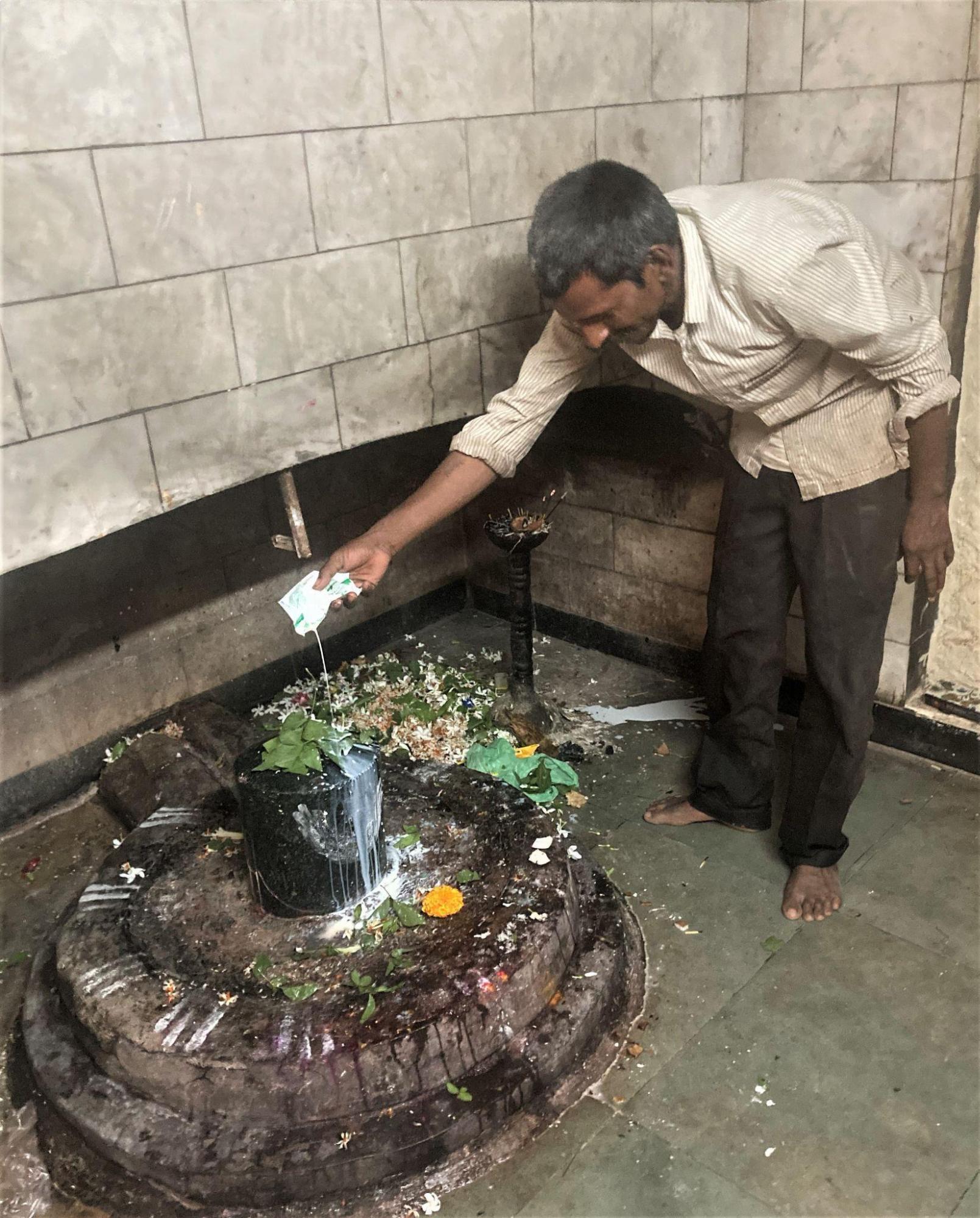 The atmalinga enshrined in a small, cave-like chamber within the mandir complex. Believed to be a self-manifested form of Bhagwan Shiv, it is regarded as his active, conscious presence. (Source: CKA Archives)