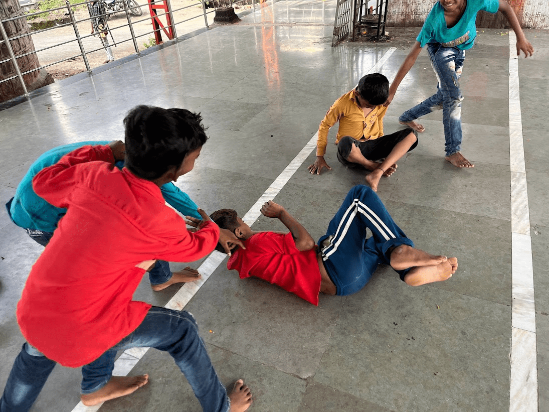 Children playing with each other in a Temple courtyard in Latur (Source: CKA Archives)