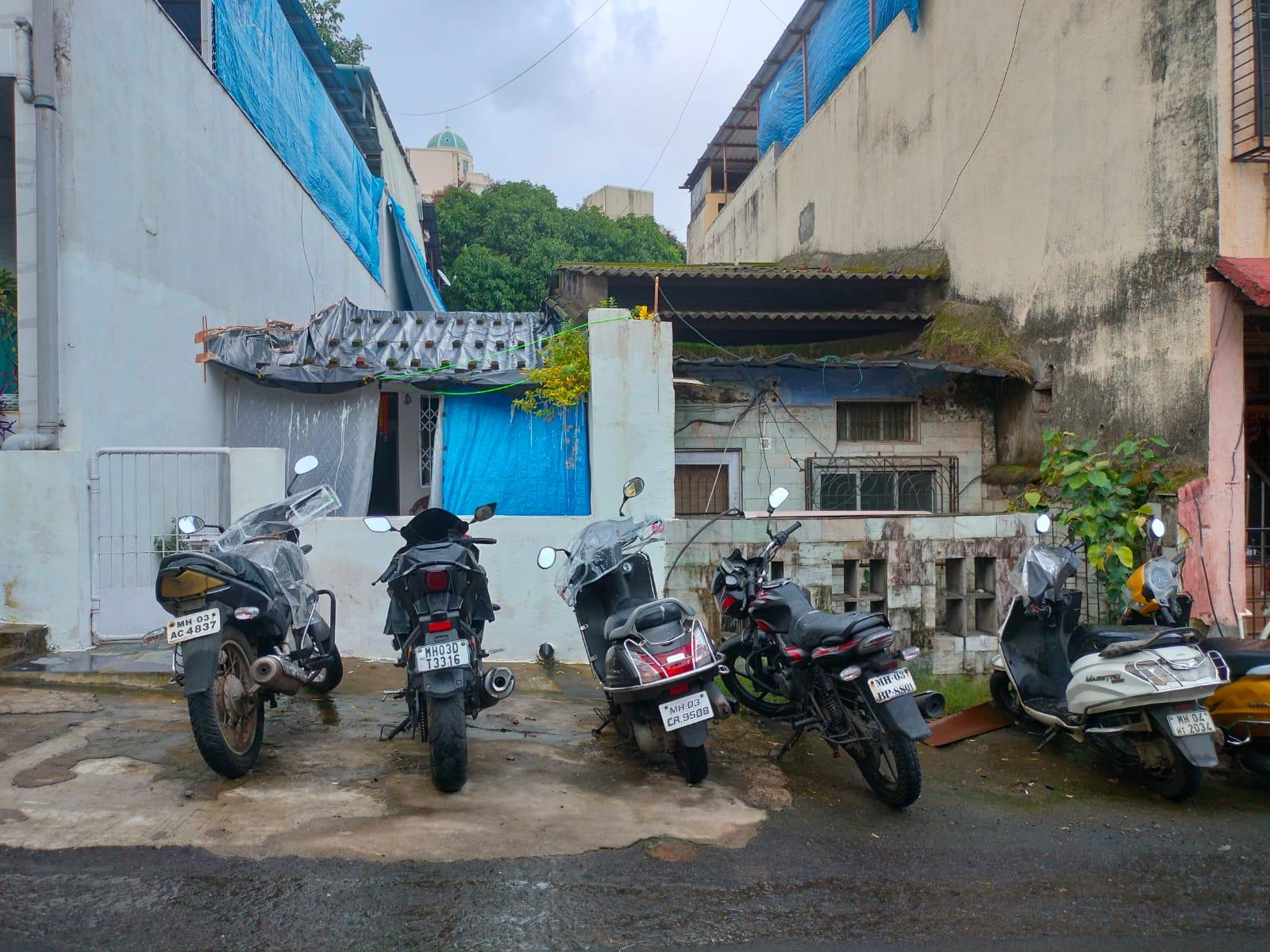 A comparison of single and double roofing systems. Double roofs, added later, became indicators of economic standing at one point of time for the residents of this colony. (Source: CKA Archives)
