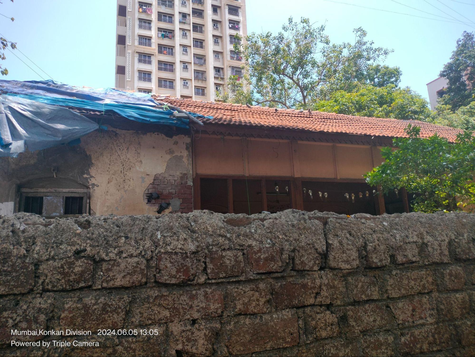 A curved brick lintel above a window, with a decorative trim where the wall meets the opening. Notably, similar arches and trims can be seen on other houses in the area, suggesting a pattern of construction that balanced structural need with a measured visual rhythm.(Source: CKA Archives)