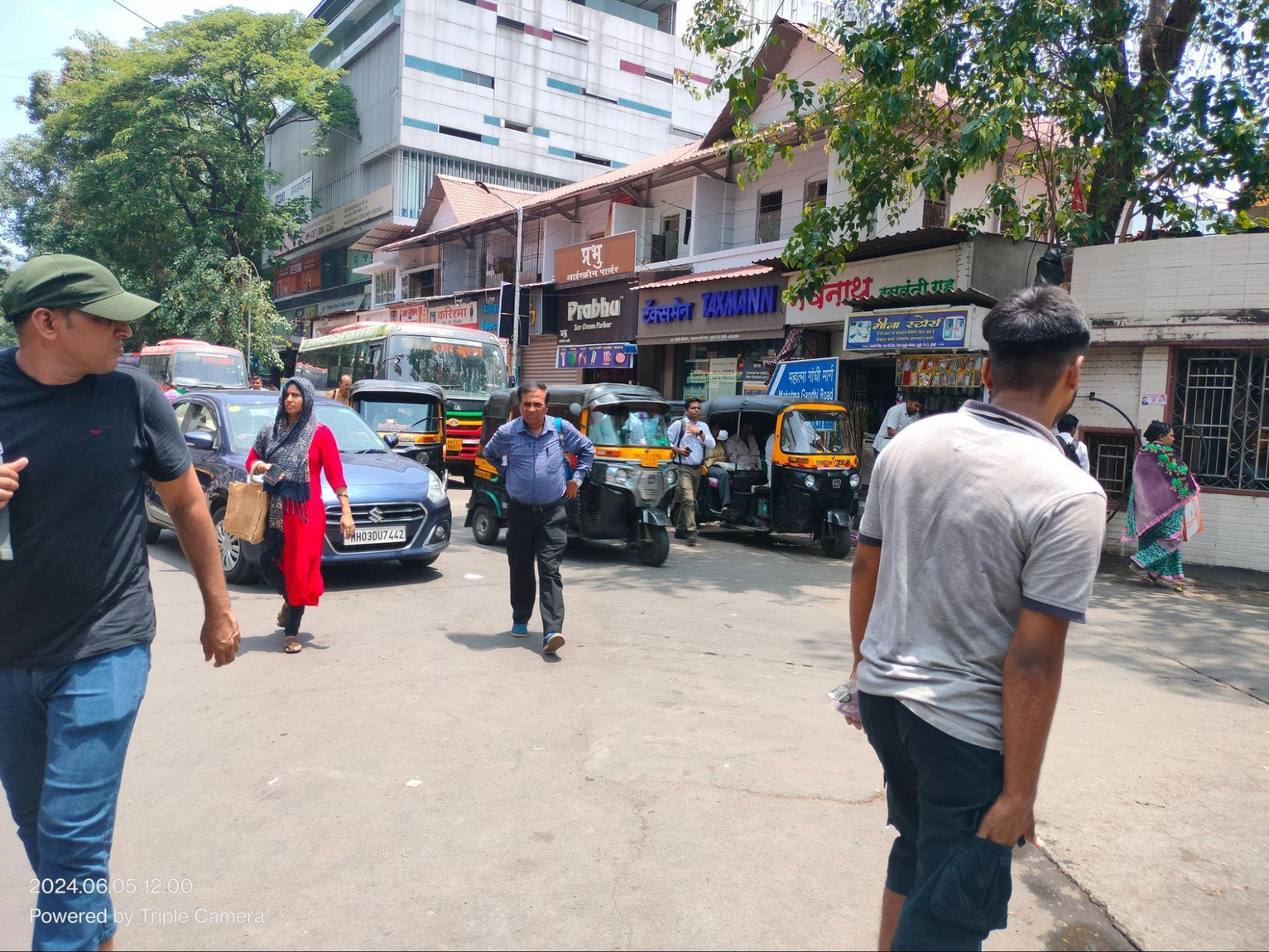 A street view of a residential structure, estimated by locals to be over 100 years old, located just outside Mulund Station (West), nestled within a narrow bylane off Mahatma Gandhi Road. The building’s façade, partially obscured by market stalls. (Source: CKA Archives)