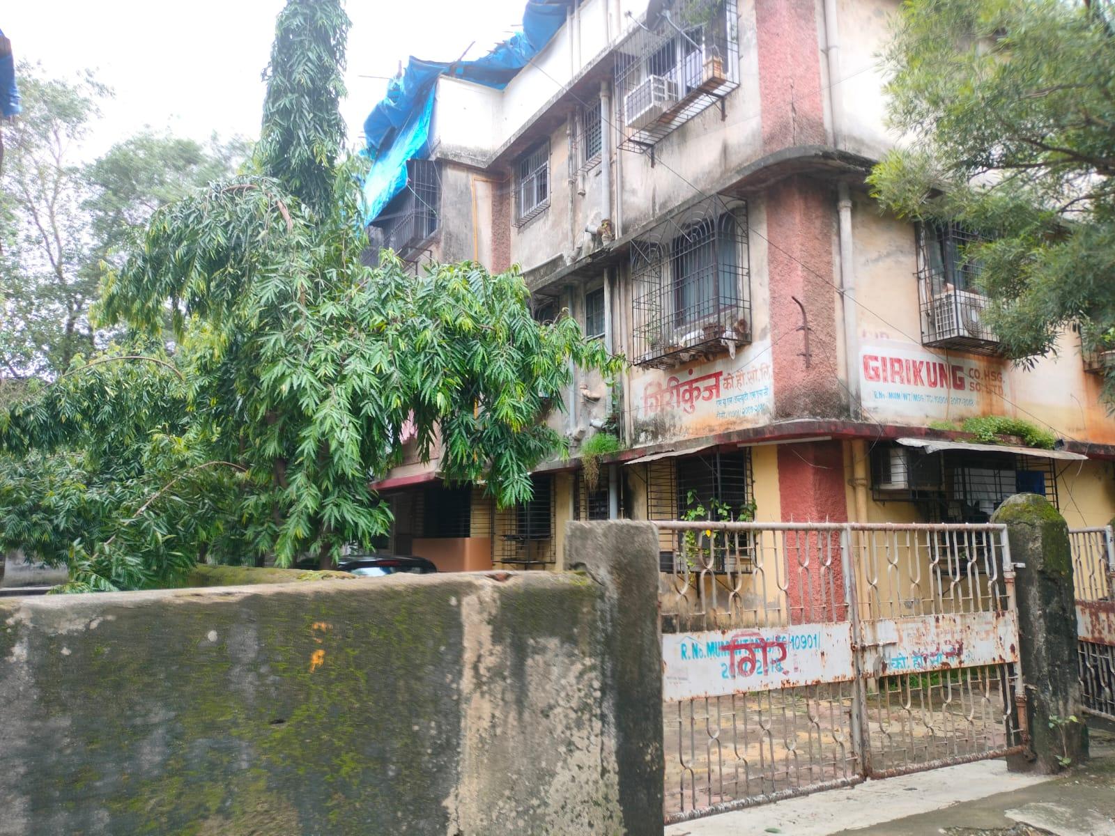 Concrete chajjas above windows provide shade and rhythmic repetition across the facade. (Source: CKA Archives)