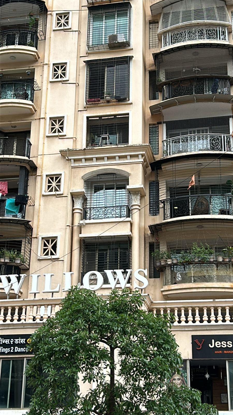 Corinthian columns with molded capitals are used to frame window bays and balconies, contrasting with the otherwise modern materials.(Source: CKA Archives)