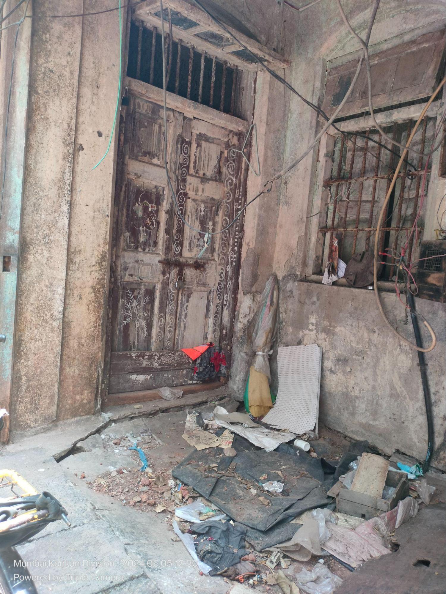 Decorative elements and iron vents reflect a past attention to symmetry and ventilation. Notice the fading patterns that are painted on the door.  (Source: CKA Archives)