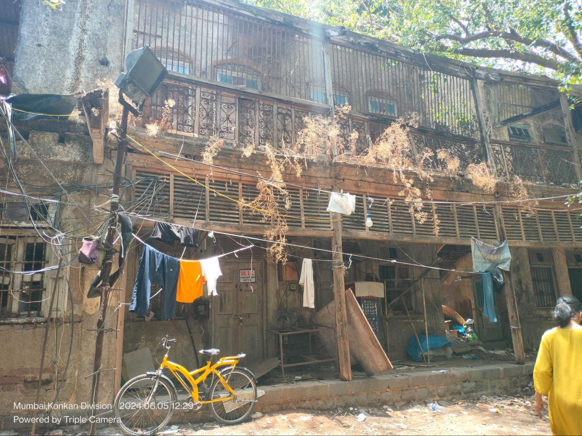 The ground floor consists of several independent doors and windows, likely indicating separate dwelling units. Many architectural features of a bygone era can be seen here,  for instance here, one can see the window vents that retain original glass within timber frames.(Source: CKA Archives)