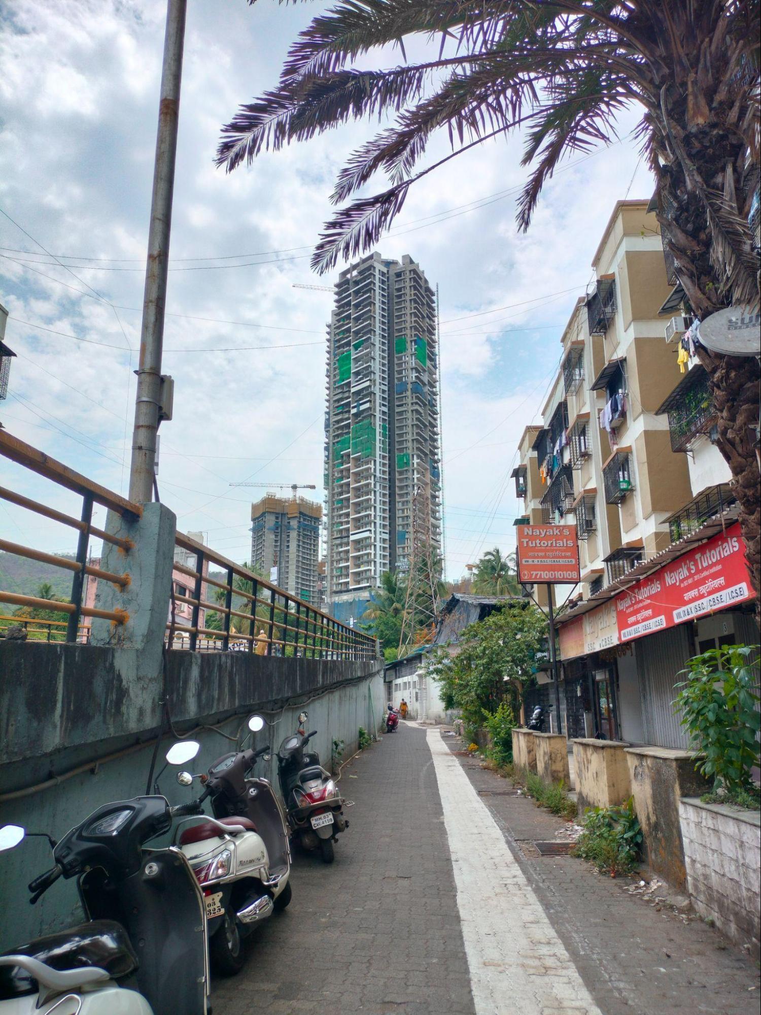 The paradoxical character of Mumbai - where the small spaces are giving way to towering buildings. (Source: CKA Archives)