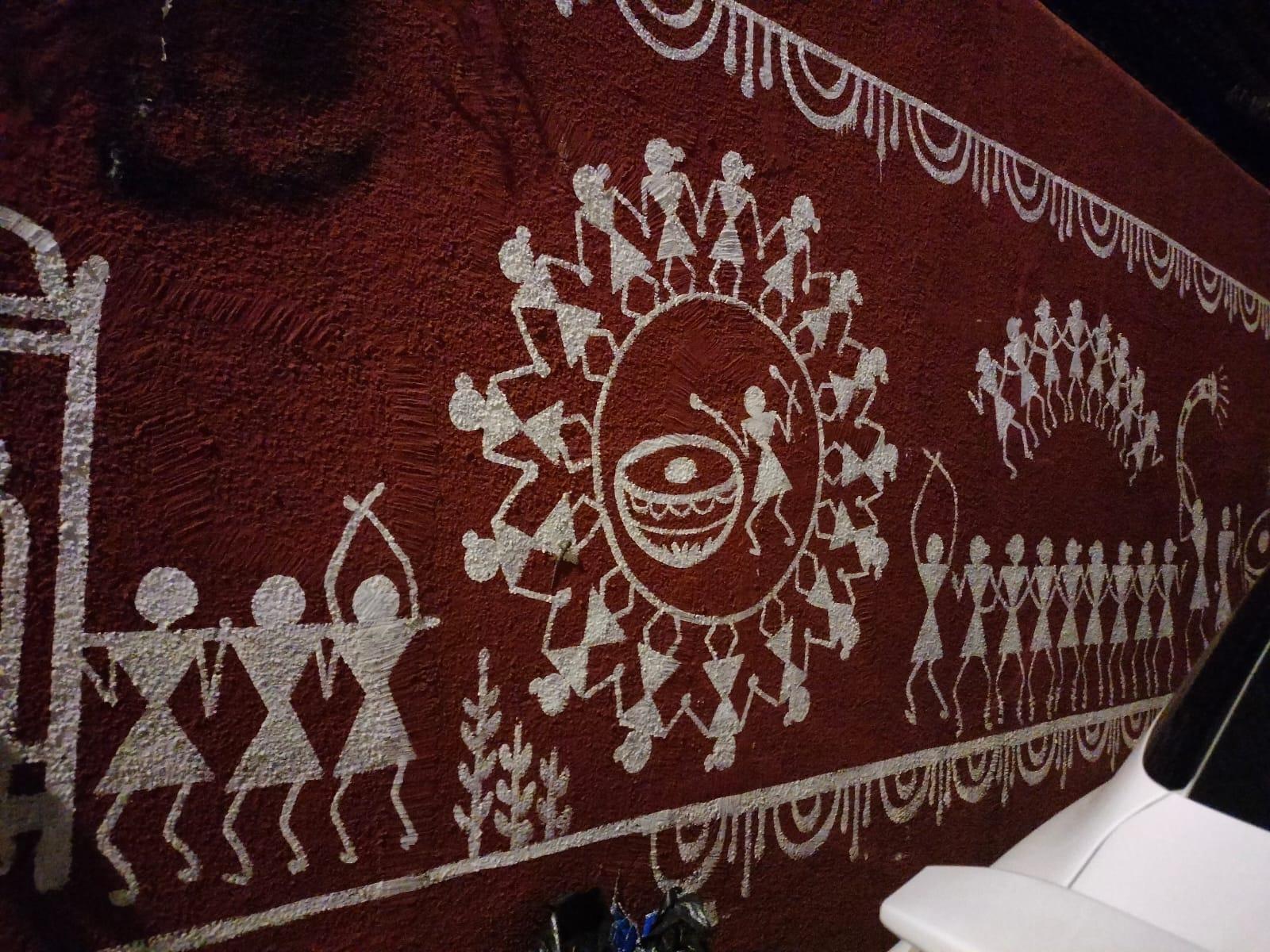 Warli painting depicting the tarpa dance, where community members move in a circle to the music of the tarpa, a wind instrument played during festivals and harvest celebrations. (Source: CKA Archives)
