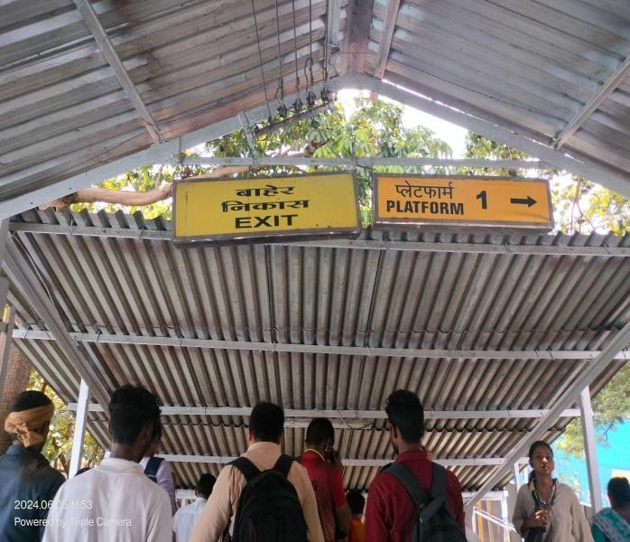 A trilingual sign at Mulund Station. (Source: CKA Archives)