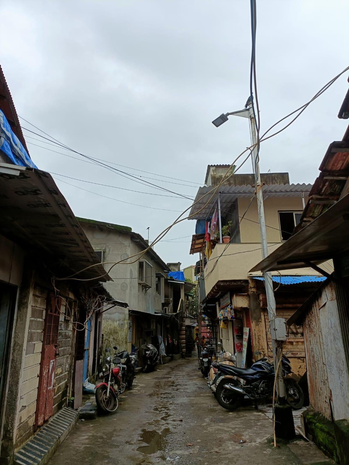 A dense, low-rise settlement pattern in Worli Koliwada. Roofs are primarily metal sheets, while houses are composed of panel brickwork or RCC. (Source: CKA Archives)