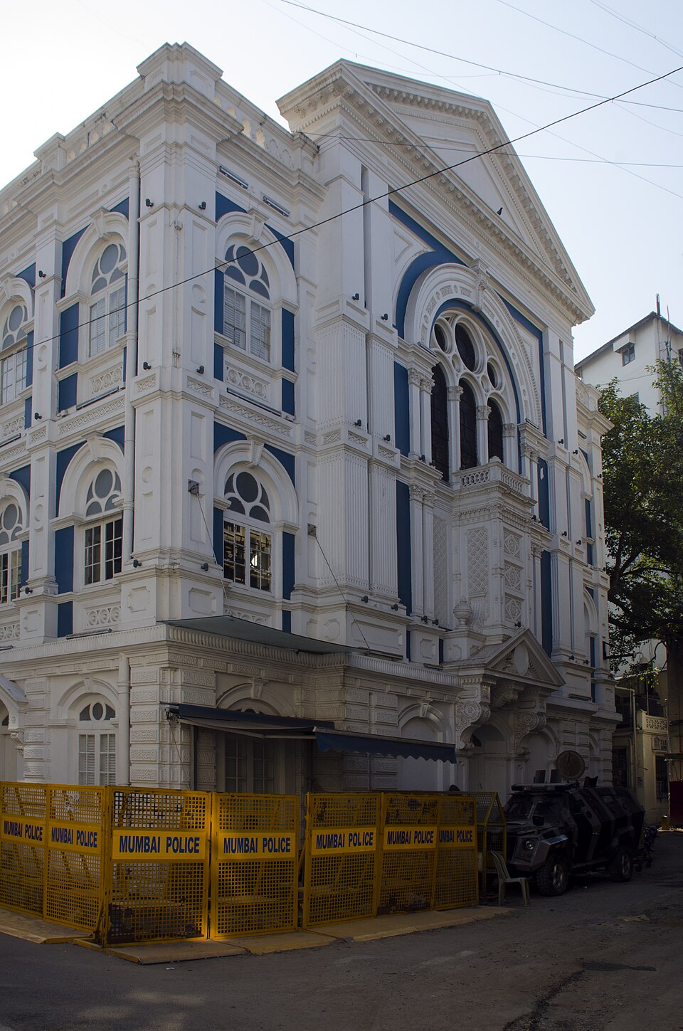 Knesset Eliyahoo Synagogue features a blend of traditional Jewish and Gothic-Victorian architectural styles and has a striking blue-and-white facade.[11]