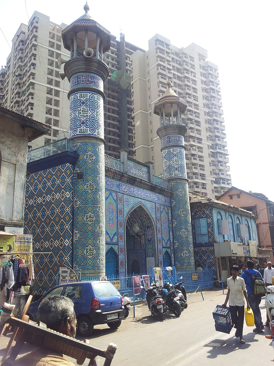 Moghul Manji’s twin minarets and blue-tiled facade reflect the elegance of Persian Shia architectural design.[8]