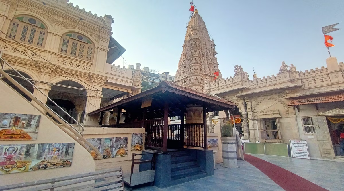 A view from the courtyard of the Babulnath Mandir at Gamdevi, Mumbai City overlooking at its shikhara[4]