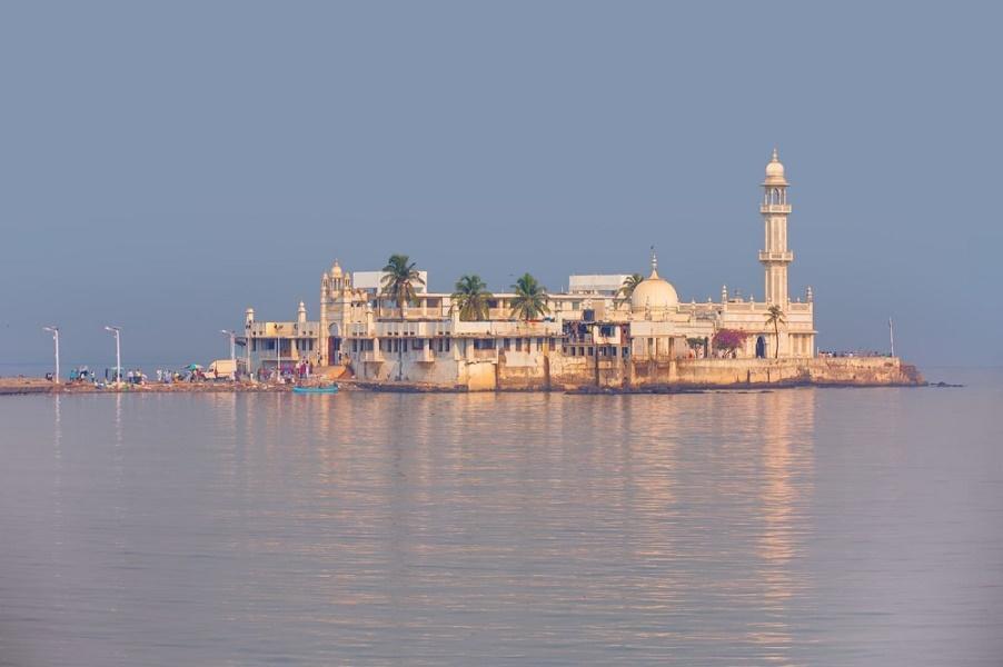 Haji Ali Dargah, located off Worli coast, is one of Mumbai’s most recognisable landmarks[12]