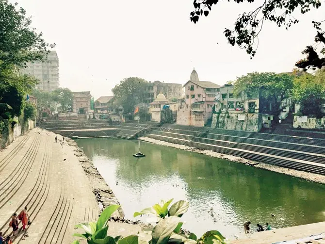 The Walkeshwar Mandir at Malabar Hills with the Ban Ganga Tank (center)[32]