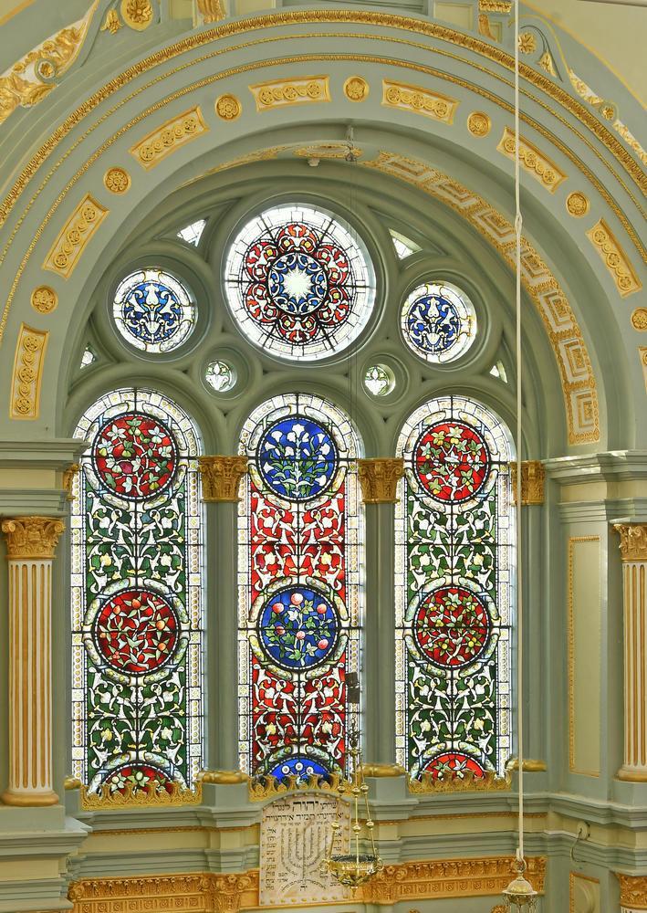 Victorian-style stained glass windows in the Knesset Eliyahoo Synagogue[15]