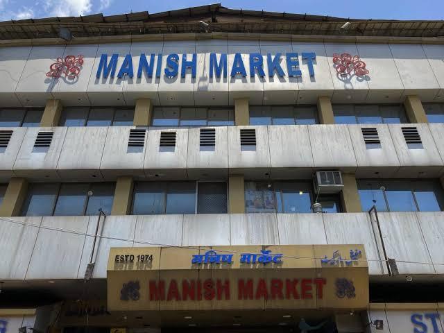 Front view of Manish Market near CSMT, a popular spot for affordable electronics and imported goods(Source: CKA Archives).