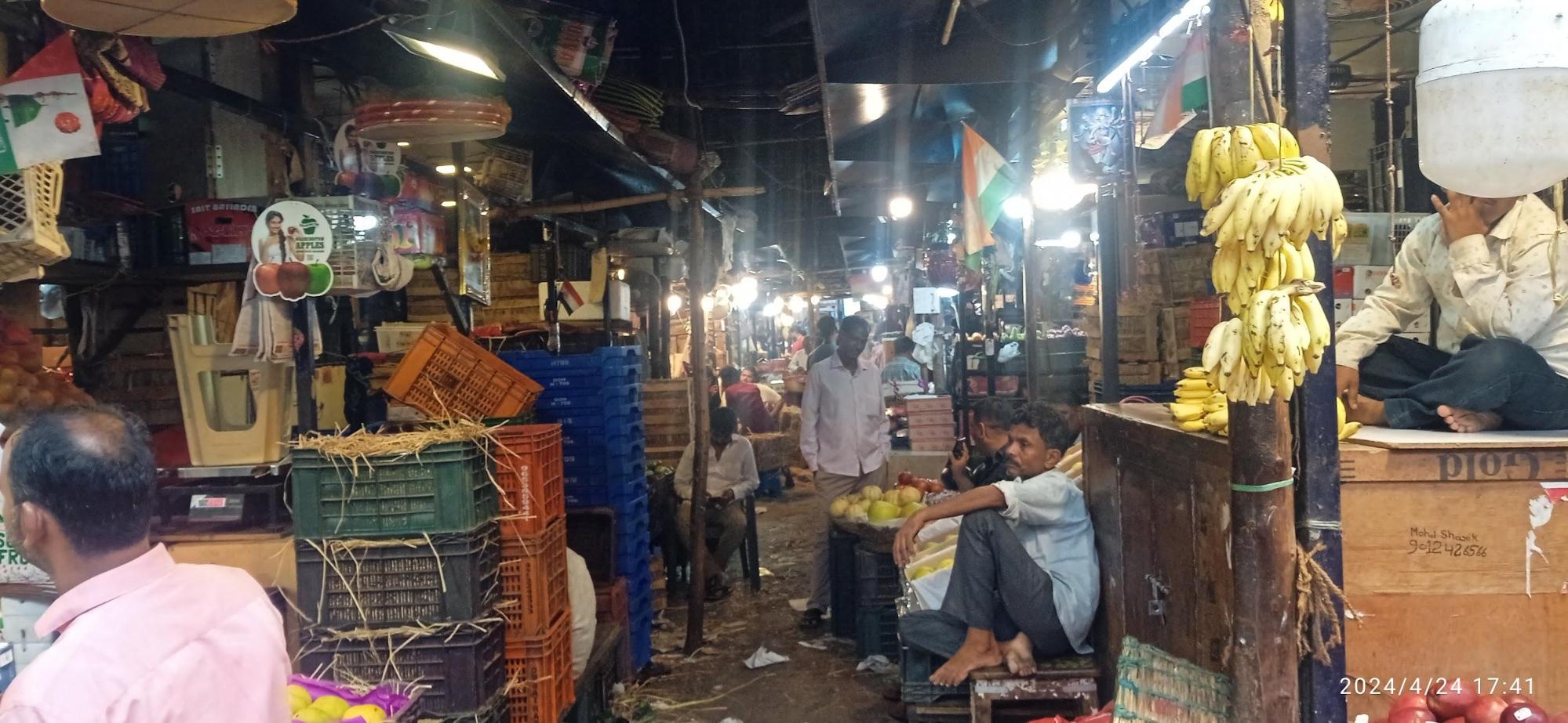 Inside Dadar Vegetable Market near Dadar station, where vendors sell fresh produce(Source: CKA Archives).